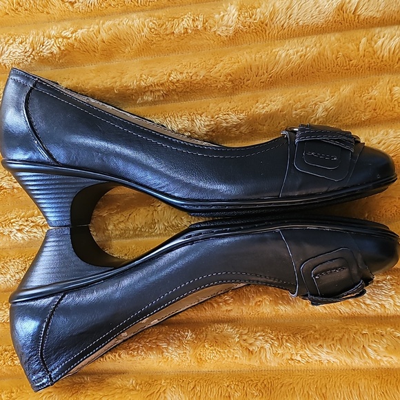 Shoes - Picture 5 of 15